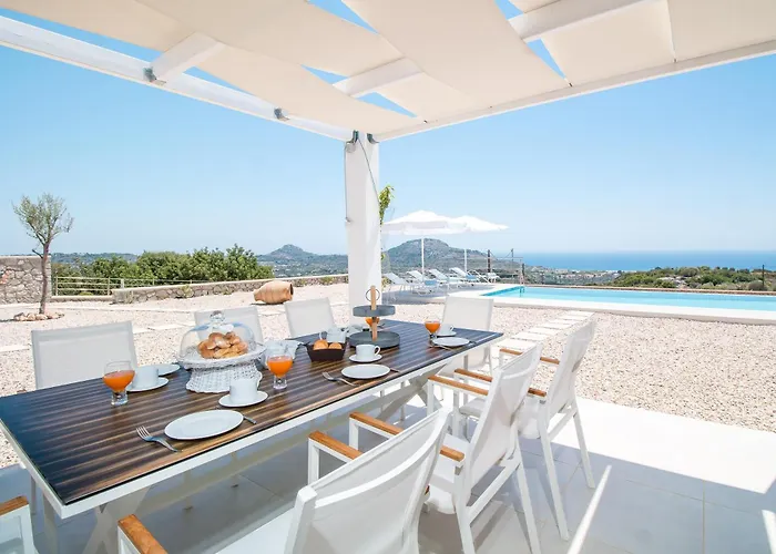 Francis & Gregorys Luxury Vila *