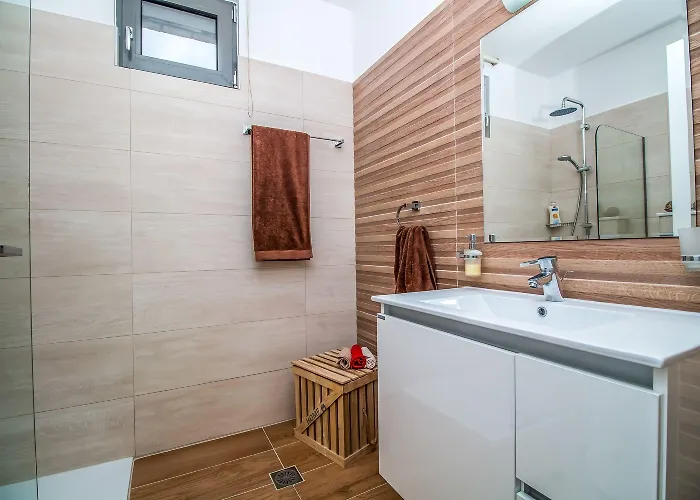 فرانسيس&جريوجورسي لوكشوري فيلاز