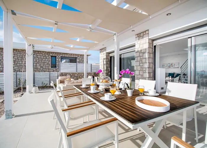 Willa Francis & Gregorys Luxury *